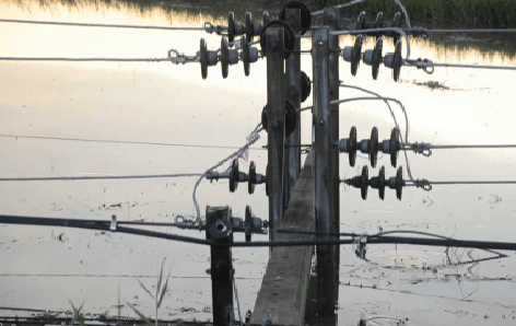 พายุพัดถล่มแม่จัน จ.เชียงราย ทำเสาไฟฟ้าแรงสูงนับ 10 ต้นหักทับบ้านเสียหาย