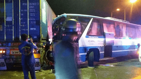  รถบัสโดยสารกาญจนบุรี-กรุงเทพ พุ่งชนรถเทรลเลอร์กลางลำ เจ็บระนาว 6 สาหัส 1