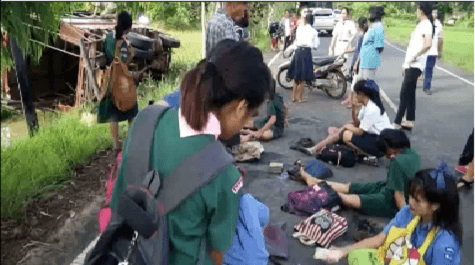 รถสองแถวรับส่งนักเรียนพลิกคว่ำ ก่อนไถลลงทุ่งนา เด็กกระเด็นเกลื่อนถนน เจ็บกว่า 26 ราย