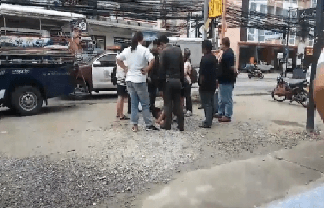 วัยรุ่นจีนพยายามวิ่งให้รถชน หลังไม่พอใจแม่ซื้อพิชซ่าทั้งที่บอกอยากกินแมคโดนัลด์ 