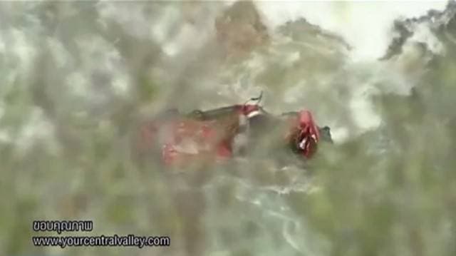 จนท.กู้ภัยยัน พบชิ้นส่วนมนุษย์ในรถยนต์ 2 นศ.ไทยตกเหว แต่ยังเลื่อนการกู้ซากออกไปไม่มีกำหนด