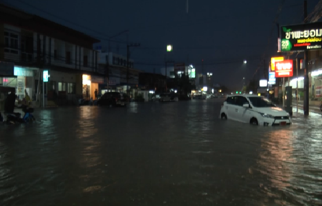 น้ำท่วมขังทั่วเมืองโคราชหลังฝนตกหนัก ระดับน้ำสูงกว่า 30 ซม.