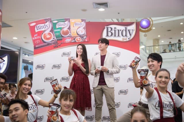 Birdy 3in1 ชวน 'ใหม่ ดาวิกา-นาย ณภัทร' เซอร์ไพรส์แฟนๆ ด้วยความหอมของกาแฟ Birdy 3in1 Robusta สูตรใหม่