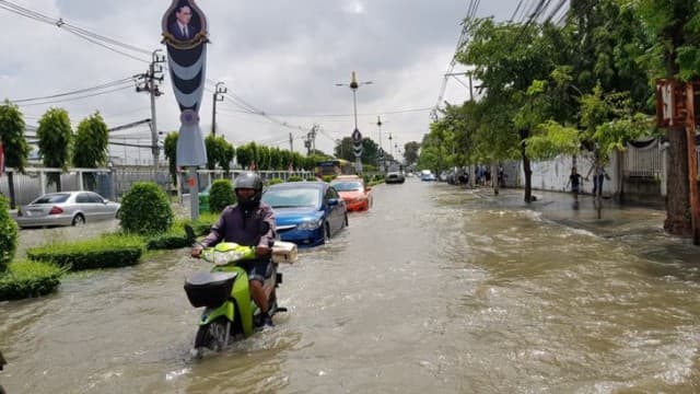 ริมน้ำเมืองนนท์โดนด้วย! "เรือนจำ-โรงพัก-สนง.ที่ดิน" น้ำเอ่อท่วม เร่งสูบน้ำริมท่าหอนาฬิกาลงเจ้าพระยา