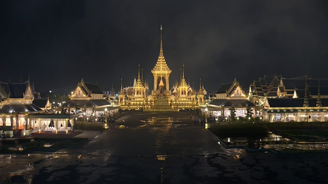 สมเด็จพระเจ้าอยู่หัว ถวายพระเพลิงพระบรมศพ พระบาทสมเด็จพระปรมินทรมหาภูมิพลอดุลยเดช