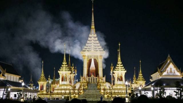 สนามหลวงเงียบสงัด...ควันสีขาวพวยพุ่งเหนือพระเมรุมาศ ส่งเสด็จสู่สวรรคาลัย 