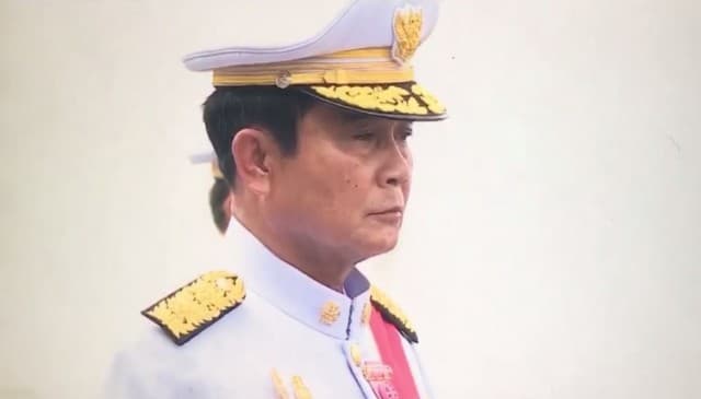 'ทหารของพระราชา' ชาวเน็ตแชร์คลิปนายกฯหลั่งน้ำตา ขณะร่วมริ้วขบวนพระบรมราชอิสริยยศ