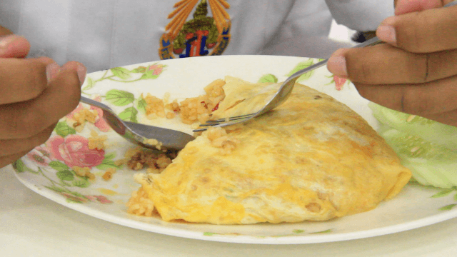 ผู้ว่าฯ โคราช สุ่มตรวจอาหารกลางวัน สั่ง 32 อำเภอ ตั้งทีมตรวจสอบคุณภาพอาหาร 1,400 โรงเรียน