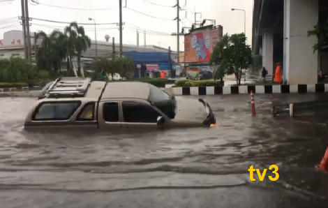 ฝนถล่มเมืองโคราชน้ำท่วมขังสูง-การจราจรติดขัดหนัก รถหลายคันลุยน้ำเครื่องจนดับ