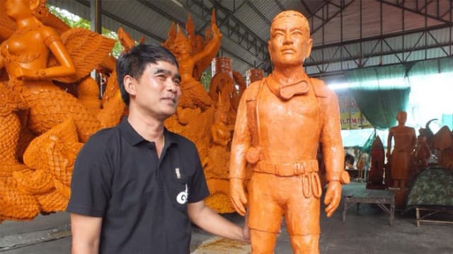 ช่างโคราชแกะสลักเทียนรูป ‘จ่าแซม’ รำลึกถึงวีรบุรุษถ้ำหลวง