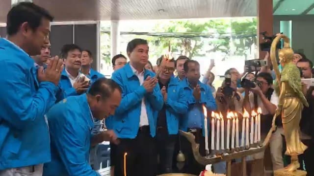 ประชาธิปัตย์คึกคัก! อดีต ส.ส.ตบเท้าอวยพร 'ชวน-อภิสิทธิ์'