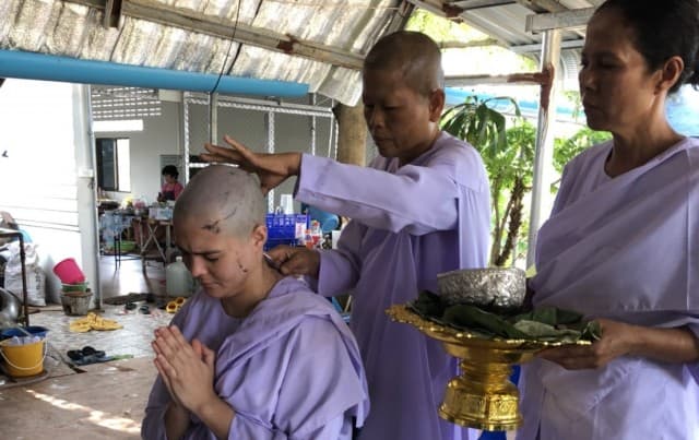 'เอมี่ อาเมเรีย' โกนผมบวชชี ทดแทนบุญคุณพ่อแม่ พร้อมอุทิศส่วนบุญส่วนกุศลให้เจ้ากรรมนายเวร