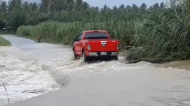 กุยบุรีฝนตกหนักต่อเนื่อง น้ำป่าไหลทะลักท่วมถนนหลายจุด