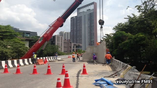 ปิดการจราจร! เคลื่อนย้ายคานสะพานรถไฟฟ้าหล่นบนต่างระดับรัชวิภา คาดเสร็จ 15.00 น.