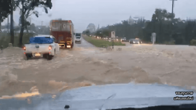  อ.บางสะพานอ่วม! ฝนถล่มต่อเนื่อง น้ำทะเลหนุนทำให้น้ำไหลลงทะเลไม่ได้ ปชช.เดือนร้อนกว่า 1,700 ครัวเรือน