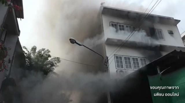 ไฟไหม้อาคารพาณิชย์ วอดทั้งหลัง สลด หนุ่มวัย 18 เสียชีวิตในกองเพลิง 