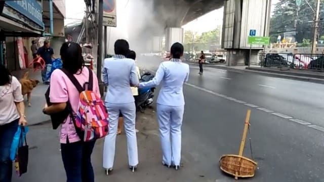 เปิดคลิป! นาทีอาคารกำลังรื้อถอนย่านรามคำแหงทรุดตัว บาดเจ็บ 2 ราย 