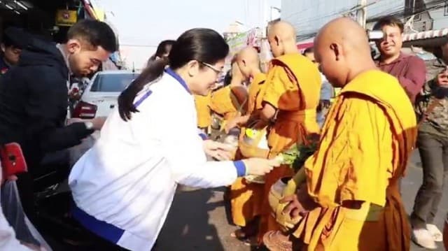 ‘หญิงหน่อย’ ตักบาตรพระสงฆ์ เนื่องในวันมาฆบูชา ก่อนลุยหาเสียงต่อพื้นที่อุบลฯ