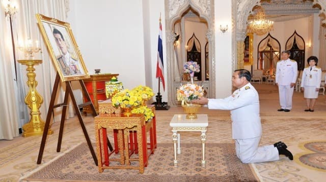 สมเด็จพระเจ้าอยู่หัว พระราชทานแจกันดอกไม้ นายกฯ เนื่องในวันคล้ายวันเกิด