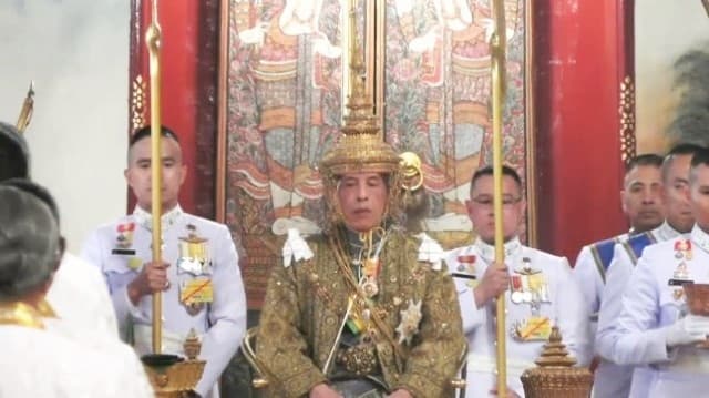 พระบาทสมเด็จพระเจ้าอยู่หัว ทรงมีพระปฐมบรมราชโองการ “เราจะสืบสาน รักษา และต่อยอด และครองแผ่นดินโดยธรรมฯ”