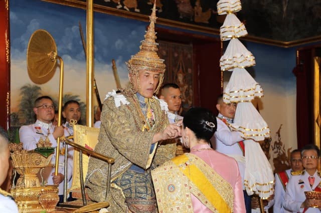 ภาพพระราชทาน 'พระบาทสมเด็จพระเจ้าอยู่หัว' สถาปนา 'สมเด็จพระราชินีสุทิดา' เป็น 'สมเด็จพระนางเจ้าสุทิดา พัชรสุธาพิมลลักษณ์ พระบรมราชินี' 