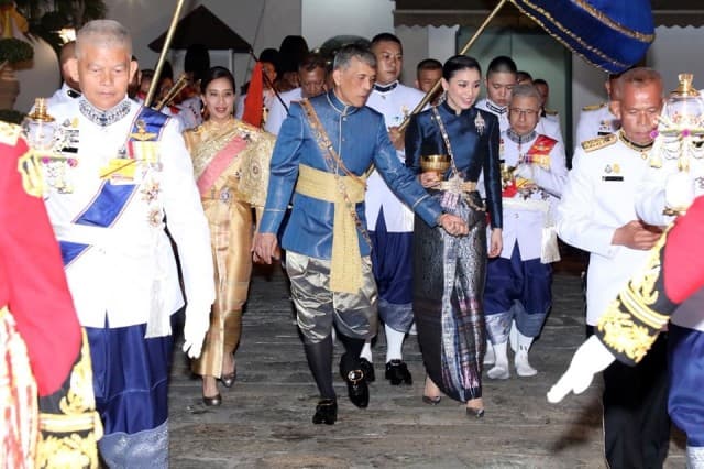 พระบาทสมเด็จพระเจ้าอยู่หัว ทรงประกอบพระราชพิธีเฉลิมพระราชมณเฑียร บรรทมเหนือพระแท่นราชบรรจถรณ์