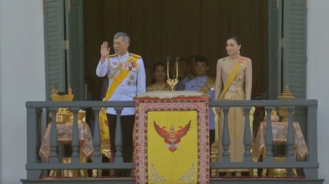 ประมวลภาพ พระบาทสมเด็จพระเจ้าอยู่หัว เสด็จออก ณ สีหบัญชร พสกนิกร เปล่งเสียง “ทรงพระเจริญ” ดังกึกก้อง