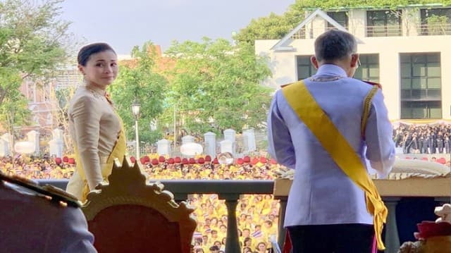 สำนักพระราชวังเผยแพร่ พระบรมฉายาลักษณ์ จากด้านในพระที่นั่งสุทไธสวรรย์ปราสาท ขณะเสด็จออกสีหบัญชร