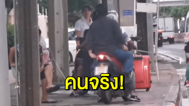 กฎต้องเป็นกฎ! ชาวเน็ตชื่นชม นศ.หญิงไล่ จยย. ขับขึ้นฟุตปาธ 