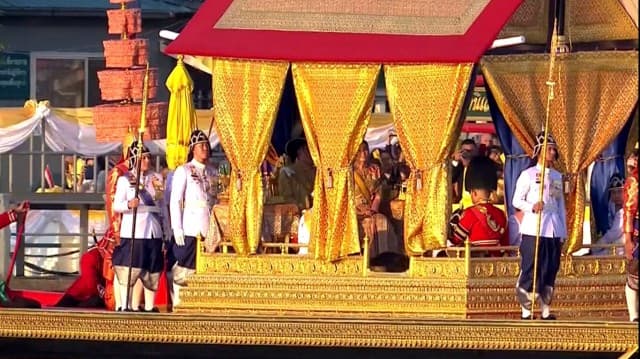 พระบาทสมเด็จพระเจ้าอยู่หัว และสมเด็จพระนางเจ้าฯ พระบรมราชินี เสด็จฯ เลียบพระนคร โดยขบวนพยุหยาตราทางชลมารค