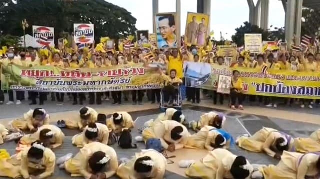 ชาวพระประแดงกว่า 1,000 คน สวมเสื้อเหลืองแสดงพลังปกป้องสถาบัน