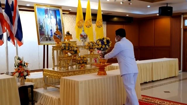 ในหลวงรัชกาลที่ 10 พระราชทานแจกันดอกไม้ให้กำลังใจนายกเหล่ากาชาดจังหวัดสมุทรสาครป่วยโควิด-19