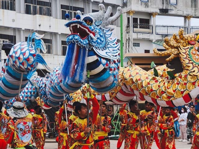 สุดคึกคัก!! เทศกาลถือศีลกินเจ แสงสีสุขใจ จ.กาญจนบุรี อาหารเจเพียบ จัดเต็มแสงสีเสียง