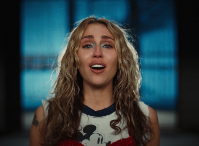 ก้าวข้ามผ่านอดีตที่เจ็บปวดไปสู่อนาคตที่สดใส กับเพลงใหม่ Used To Be Young จาก Miley Cyrus