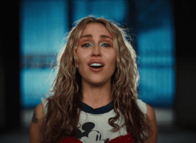ก้าวข้ามผ่านอดีตที่เจ็บปวดไปสู่อนาคตที่สดใส กับเพลงใหม่ Used To Be Young จาก Miley Cyrus