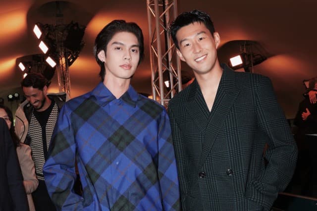 กระแสฮอตอย่างต่อเนื่อง ‘ไบร์ท วชิรวิชญ์ ชีวอารี’ ในฐานะ Global Ambassador ของแบรนด์ Burberry บินลัดฟ้าไปร่วมชมแฟชั่นโชว์ BURBERRY SUMMER 2024 ซึ่งจัดขึ้นเมื่อวันที่ 18 กันยายน 2566 ที่ผ่านมา ณ กรุงลอนดอน ประเทศอังกฤษ