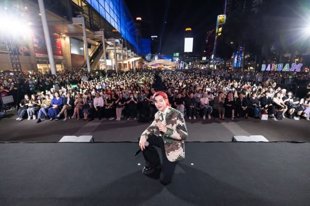 “ไอมี่ไทยแลนด์” ทำถึง! ปิดลานเซ็นทรัลเวิลด์จัดแถลงข่าวคอนเสิร์ต “แบมแบม” อังกอร์ AREA52 ปิดเวิลด์ทัวร์ที่ไทย ถูกใจ‘อากาเซ่’ แห่กรี๊ดห้างแตก