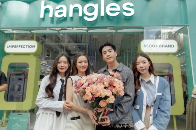 “นนกุล” ร่วมกับพี่สาว น้องสาว เปิดร้าน “hangles (แฮงเกิลส์)Flagship store” รวมแฟชั่นมือสอง ร่วมกับแบรนด์แฟชั่นมากมาย ในราคาพิเศษ แอฟ-ทักษร หอบกุหลาบช่อโตมอบให้เป็นกำลังใจ