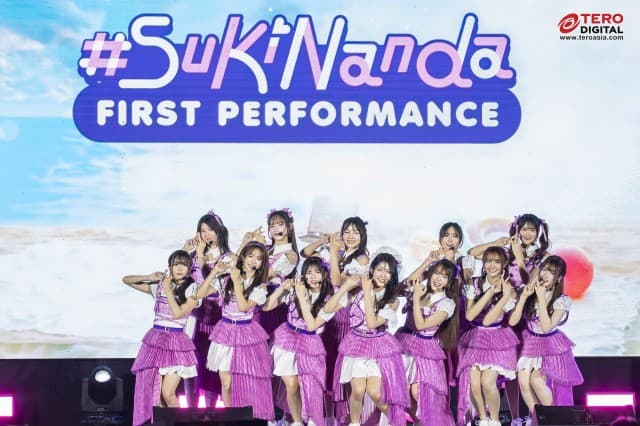 “BNK48” เปิดตัวเพลงใหม่ “แฮชแท็กสึกินันดะ”  ปล่อยความน่ารักอัดเต็มทุกพื้นที่ โชว์เพอร์ฟอร์แมนซ์ครั้งแรก! พร้อมภาพบรรยากาศงาน BNK48 5th ALBUM #Sukinanda FIRST PERFORMANCE & MV PREMIERE