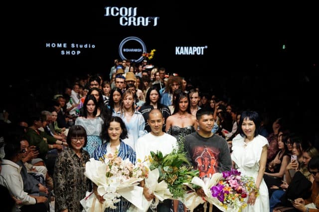 ICONCRAFT ยกระดับบาติกไทยสู่เวทีแฟชั่นสุดยิ่งใหญ่ “ELLE Fashion Week 2024” นำเสนอผลงานจาก 3 ไทยดีไซเนอร์แถวหน้าในโชว์พิเศษ “Timeless Crafting with Batik” ส่งท้ายแคมเปญแห่งปี THAI TEXTILE HEROES 2024