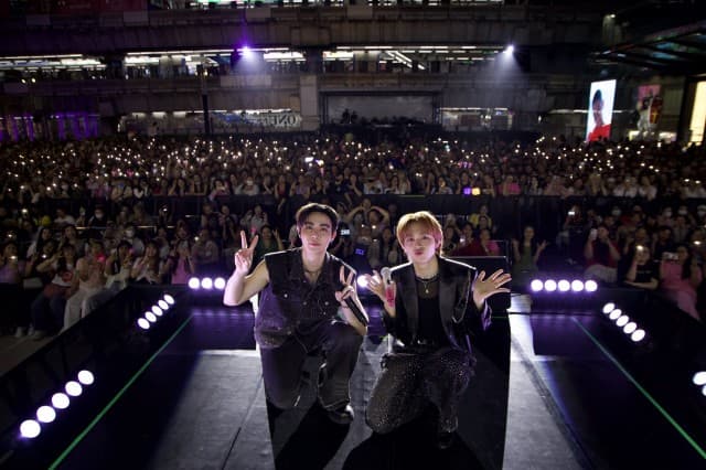 สยามพารากอนจัดเต็มต่อเนื่อง ชวนคู่จิ้นสุดฮอต “ซี- นุนิว”  แจกความฟินให้แฟนๆ แบบใกล้ชิดบนเวที  “SIAM PARAGON THE MAGICAL COUNTDOWN CELEBRATION 2025”