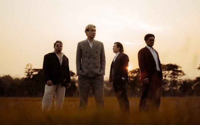 23 มกรานี้!!  เตรียมฟังเพลงใหม่  “ลาลารัก”  จากวง Bedroom Audio   เพลงนี้ทำเอาศิลปินเกือบครึ่งวงการที่ได้ฟังแล้วถึงกับสะดุ้ง!!   เอ๊ะๆ ยังไง!