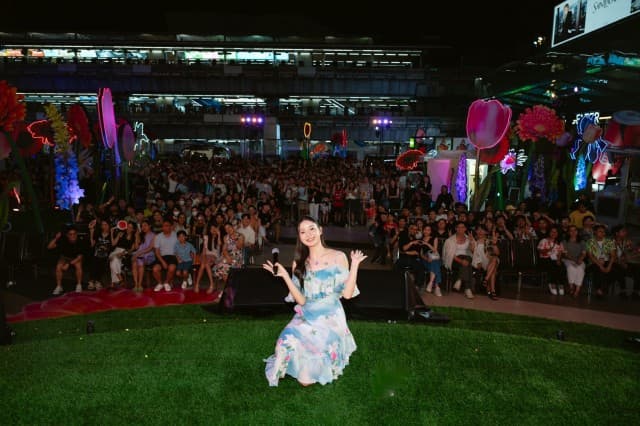 “INK WARUNTORN” แจกความสดใสฉลองสงกรานต์แบบสุดฟิน!! บนเวที “Siam Paragon Summersive : Happiness in Full Bloom” ณ พาร์ค พารากอน สยามพารากอน