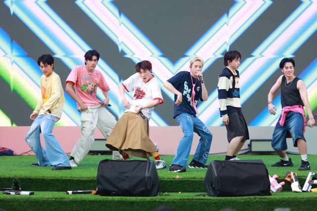 “PROXIE” สาดความสนุก บุกฉลองสงกรานต์สยามพารากอน บนเวที “Siam Paragon Summersive : Happiness in Full Bloom” ณ พาร์ค พารากอน สยามพารากอน