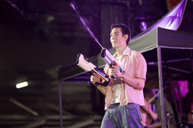 JAYLERR สาดความมันส์แบบเต็มแม็กซ์รับวันสงกรานต์ บนเวที “Siam Paragon Summersive : Happiness in Full Bloom” ณ พาร์ค พารากอน สยามพารากอน