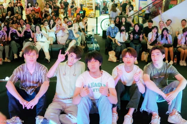 ค่าย RABBIT MOON ยกทัพ วง sweezdream (สวีซดรีม) ตอกย้ำความปัง!! สาดความสุข สุดฉ่ำในวันสงกรานต์ ขึ้นเวทีโชว์สด เพลง ความรักอย่าเพิ่งไป