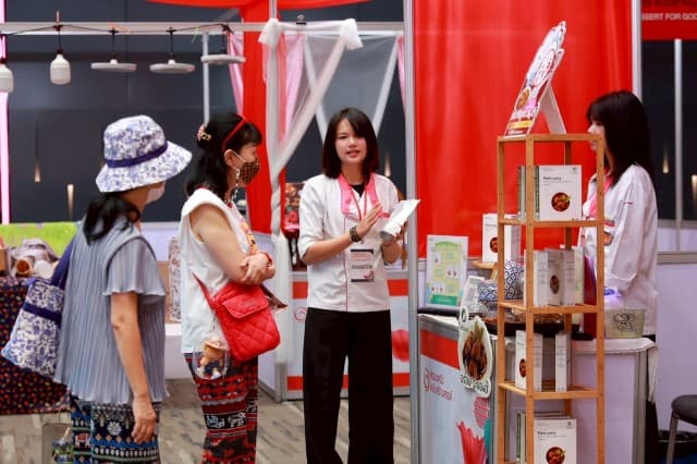 สยามพารากอนขอเชิญชวนทุกท่านมาเที่ยวงานมหกรรมอุตสาหกรรมสร้างสรรค์สู่สากลและอุดหนุนสินค้า SME ไทย ตั้งแต่วันนี้ ถึง 22 เมษายนนี้ ที่พารากอน ฮอลล์ ชั้น 5