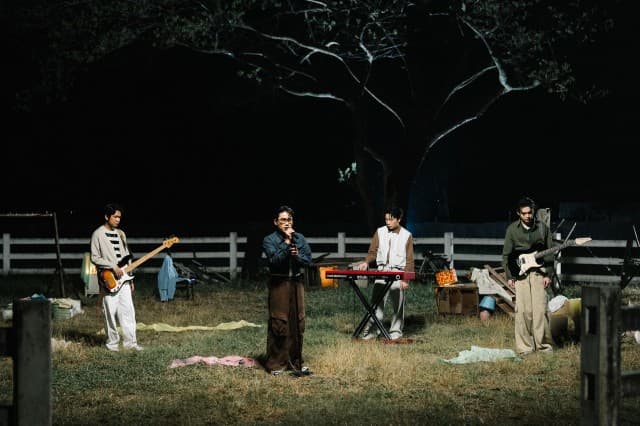 LingRom กลับมาโหมดเศร้า ปล่อยเพลง “อย่าฝากความเหงาไว้ที่ตัวฉัน”  อย่าให้ความหวังถ้าให้เป็นแค่ที่ปรึกษา