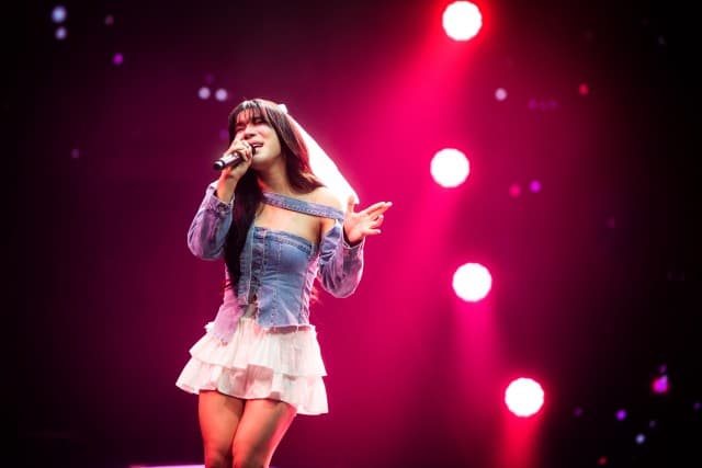  “โค้กซี่” อินจัด โชว์เพลง “Love wins all”  สะกดคนดู  เซอร์ไพรส์!! IU ตอบกลับ  คลิปพุ่งไวรัล 1 ล้านวิวในข้ามคืน