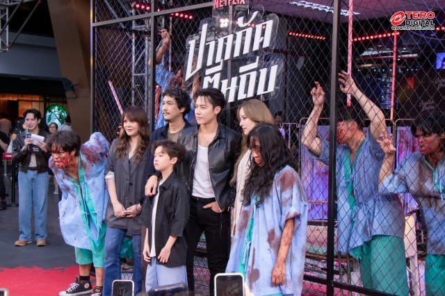 หมาก-ณิชา นำทีมฝ่าชอมบี้คลั่งกลางกรุง ในงานแถลงข่าวภาพยนตร์แอ็คชั่นซอมบี้ ปากกัด ตีนถีบ รับชมได้พร้อมกันทั่วโลก 9 กรกฎาคมนี้ ที่ Netflix เท่านั้น